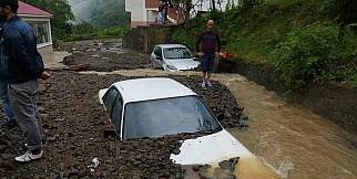 Trabzon ve ilçelerinde şiddetli yağmur ve heyelan fotoları
