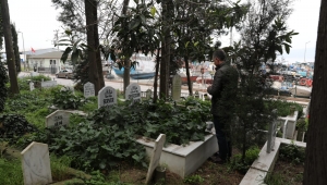 İlk ziyaret babasının mezarına