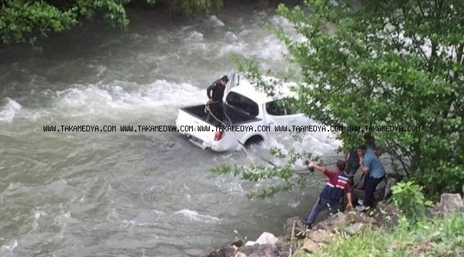 Trabzonda Araç Dereye Uçtu Ölü ve Yaralılar Var