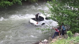 Trabzonda Araç Dereye Uçtu Ölü ve Yaralılar Var