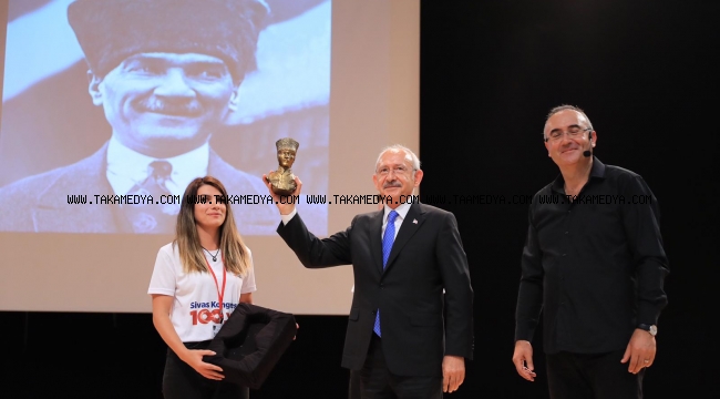 Sivas Kongresi'nin 100'ncü yılı kutlamaları Sunay Akın'ın gösterisiyle noktalandı