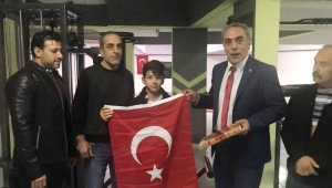 Dünya Şampiyonuna Kur’an-ı Kerim ve Türk Bayrağı Hediye Edildi
