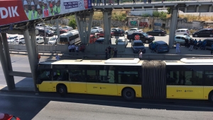 İETT Otobüsü Üst Gecite Çarptı Çok sayıda Kişi Yaralı Var