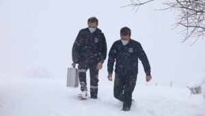 Sağlıkçılar hastalara ulaşmak için kar kış dinlemedi