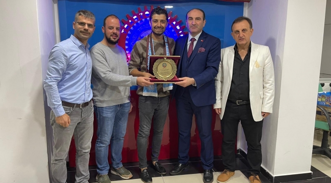 Trabzonlu Gençlerden Bir Ödülde Ömer Karakaş'a