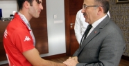 Başkan Gümrükçüoğlu Avrupa şampiyonu sporcuyu ödüllendirdi